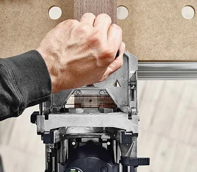 Toinen reikä kohdistetaan tässä rajoitinvivulla