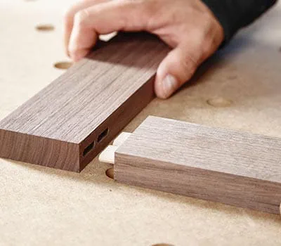 Jyrsi tällä tavalla reiät kaikkiin neljään kehyspuuhun