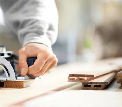 Jos kehysreunus halutaan lisäksi huultaa tai pontata, huullossyvyys on lisättävä etukäteen tapinreikien jyrsintämittaan