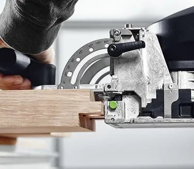 Merkitse haluamasi tappien kiinnityskohdat ja käytä apuna kohdistusaukkoa