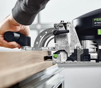 Jyrsi reiät pitkittäiskehykseen niin ikään 70 mm:n jyrsintäsyvyydellä