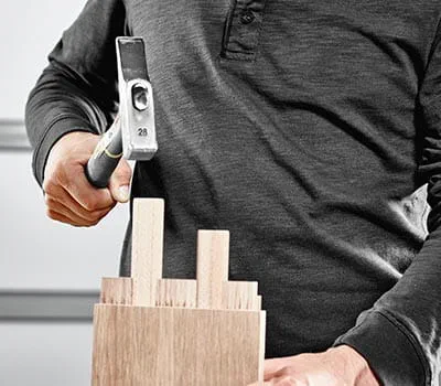 Viistä tapin reunoja hieman hiomapaperilla