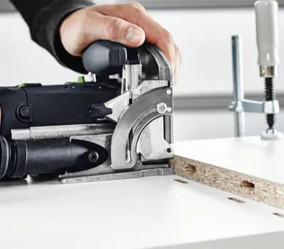 Tapinreikien jyrsimen välihyllyyn