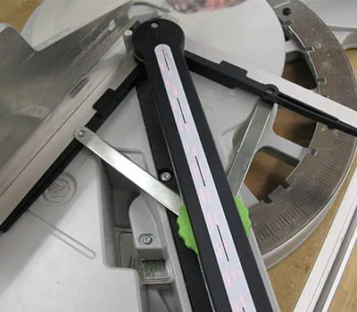 Kaksoislinjalaserin suuntaaminen