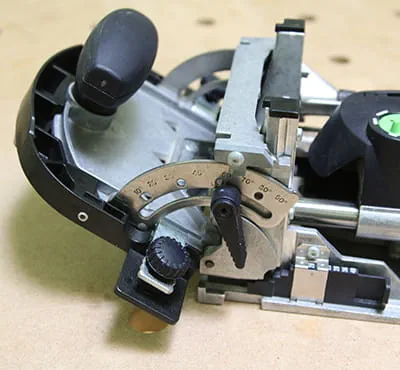 Sahauskulman säätö