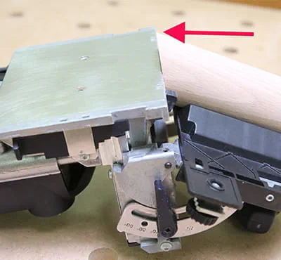 Jyrsimen pöydän korkeuden säätäminen