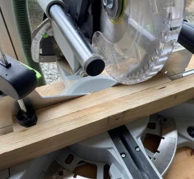 Työkappaleen asettaminen KAPEX-sahan pöydälle