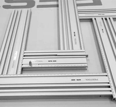 Porrasaskelman ja pystylaudan asennuspaikkojen jyrsintä yhdellä kiinnityskerralla