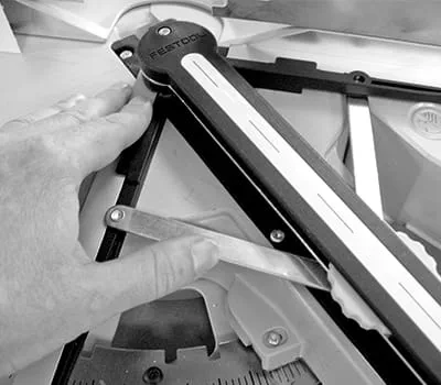 Kulman siirtäminen katkaisusahaan