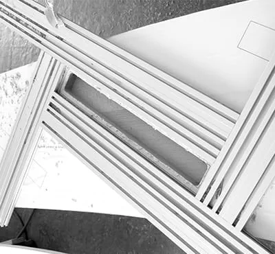 Askelmien asennuskohtien jyrsiminen porrasreisiin