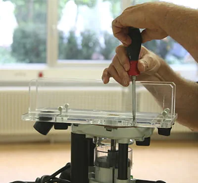 Jyrsintäapuvälineen kiinnittäminen