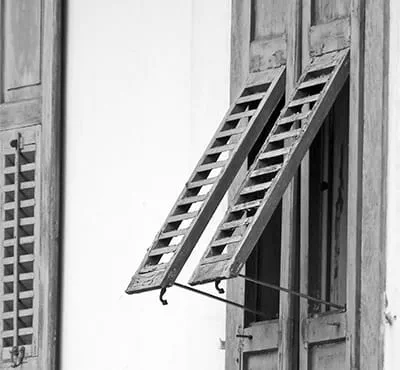 Voimakkaasti kuluneet ikkunaluukut