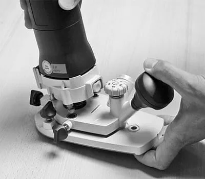 Työkalun liittäminen tukipöytään