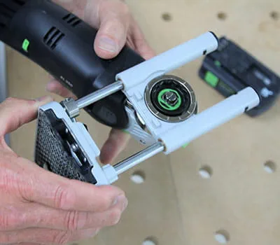 Pöytätelineen asentaminen