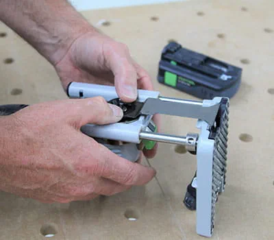 Sahanterän asentaminen