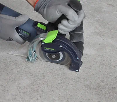 Aseta AGC DSC 125 halkeaman kohdalle ja upota laikka hitaasti materiaaliin.