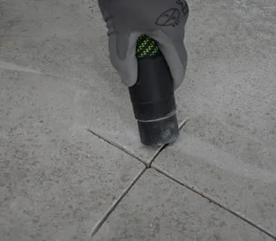 Pölyn ja roskien poistaminen halkeamista järjestelmäimurilla