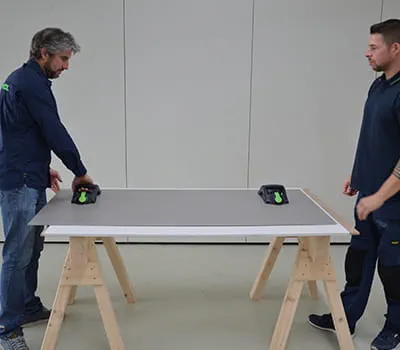 Suurikokoisen laatan asettaminen soveltuvan alustan päälle