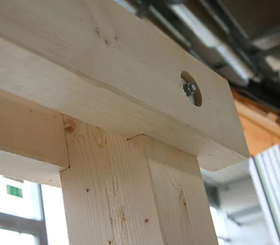 Valmisteltujen sidepalkkien asentaminen asiaankuuluvien reikien avulla