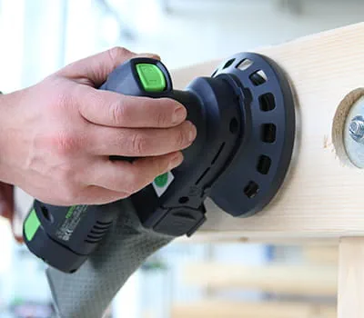 Valmisteltujen sidepalkkien asentaminen asiaankuuluvien reikien avulla