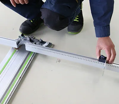 Leveyden säätäminen kulmaohjaimeen