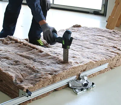 Kattotuolien eristeiden leikkaaminen