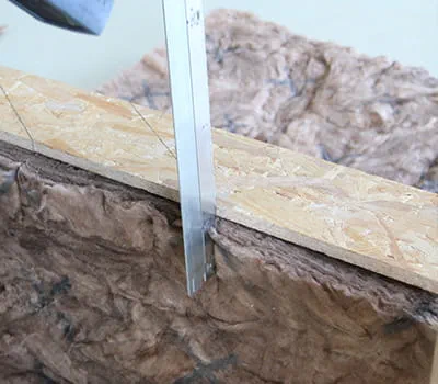 Sapluunoiden asettaminen ja kattotuolin eristeen leikkaaminen