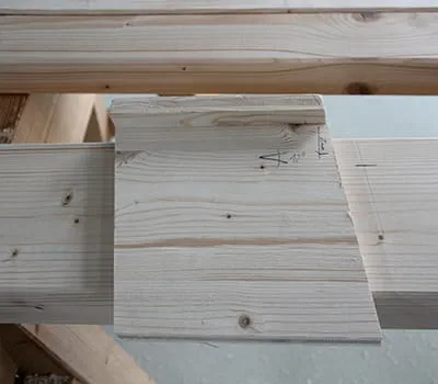 Parrujen merkitseminen lohenpyrstöliitoksen jyrsintää varten