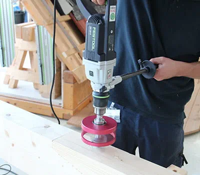 Reiät porataan aluslevyjä varten