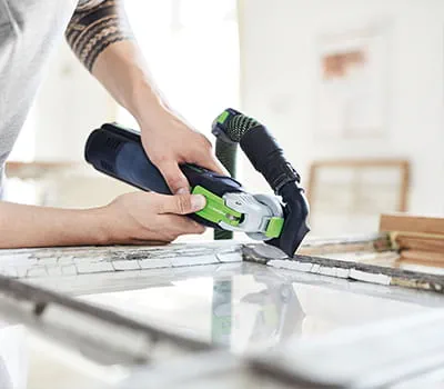 Tarvittaessa irrota lasi varovasti.