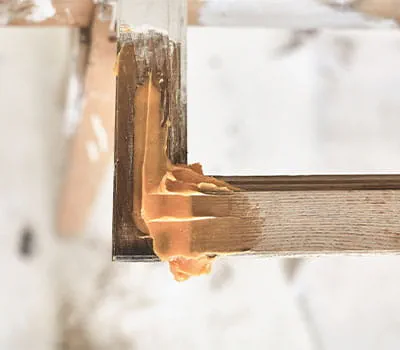 Puumateriaalin korjausmassan levittäminen