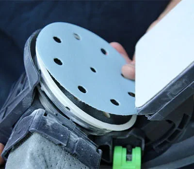 Hiomatarvikkeen kiinnittäminen