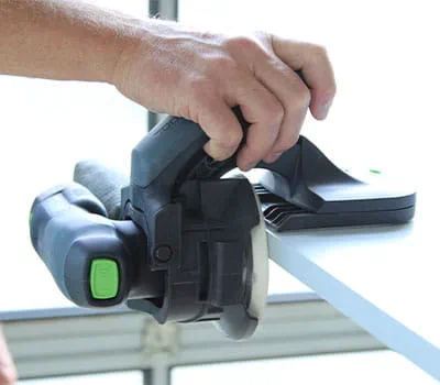 Reunahiomakoneen ohjaaminen reunaa pitkin