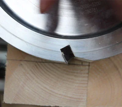 Loven höyläyssyvyyden säätäminen