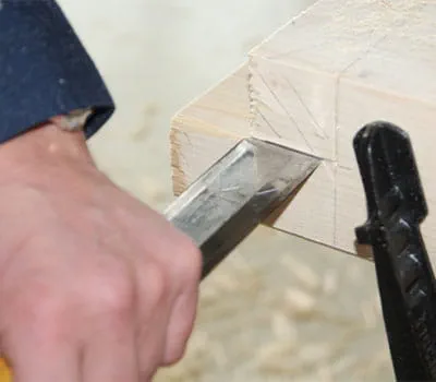 Puukuitujen katkaisu ennen jyrsintää