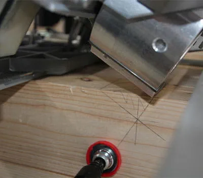 Lovijyrsimen sivuttainen kohdistaminen