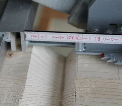 Sivuohjaimen säätäminen leikkuu-uran puolella leikkaamiseen