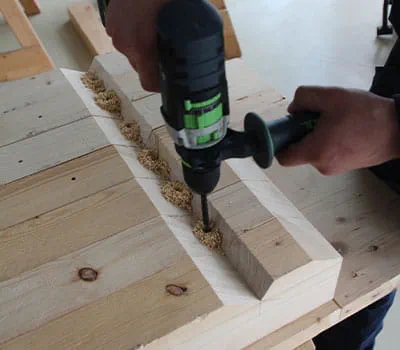 Reikien poraus loven pohjaan sidepalkkien kiinnittämistä varten