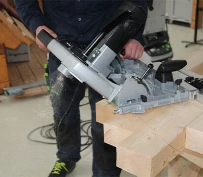 Jiirinurkkien sahaaminen parruihin