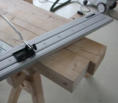 Räystäskohtien leikkaaminen taitepalkkeihin