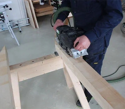 Valmiiden puuosien hiominen