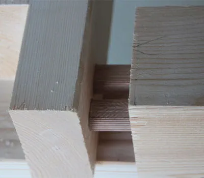 Puupylväiden ja aluskehyksen liitos