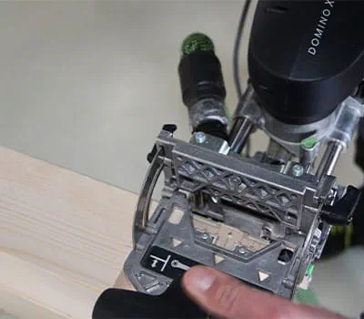 Puupylväiden ja aluskehyksen liitos