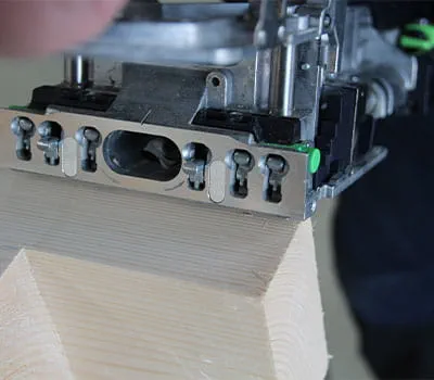 Puupylväiden ja aluskehyksen liitos