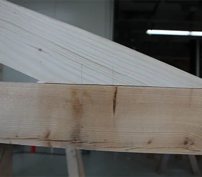 Vinotukien ja aluskehyksen välinen liitos