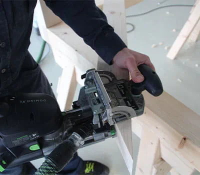 Vinotukien ja aluskehyksen välinen liitos