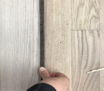 Nauhan asettaminen uraan ja paikalleen painaminen