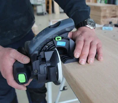 Askelmien etureunojen hionta