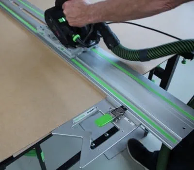 Takaseinän leikkaaminen