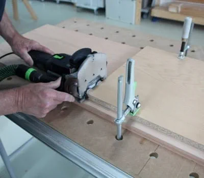 Keskiseinän liittäminen pohjaan